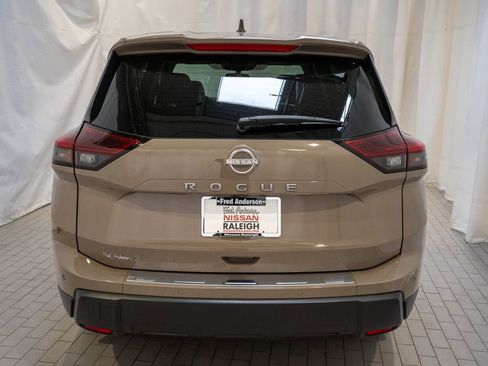 Certified 2025 Nissan Rogue SV image 4