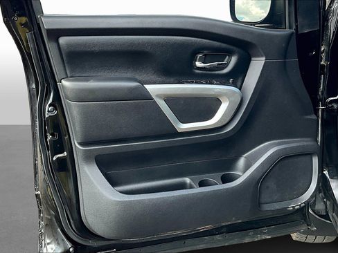 Used 2017 Nissan Titan SV image 16