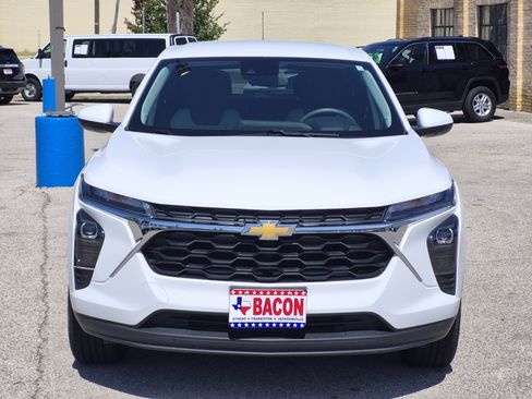 Used 2025 Chevrolet Trax LS w/ LS Convenience Package FWD image 2