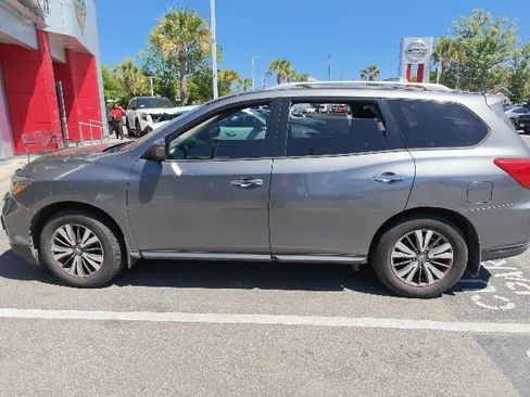 Used 2017 Nissan Pathfinder SV image 3