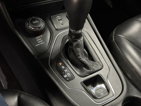 Used 2019 Jeep Cherokee Latitude Plus image 20