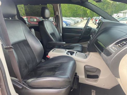 Used 2017 Dodge Grand Caravan SXT w/ Driver Convenience Group FWD image 13