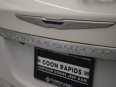 Used 2015 Chrysler Town & Country Touring w/ Driver Convenience Group image 18