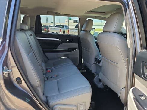 Used 2018 Toyota Highlander XLE FWD image 18