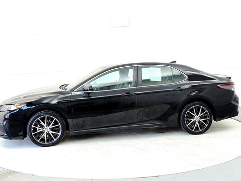 Used 2023 Toyota Camry SE image 3