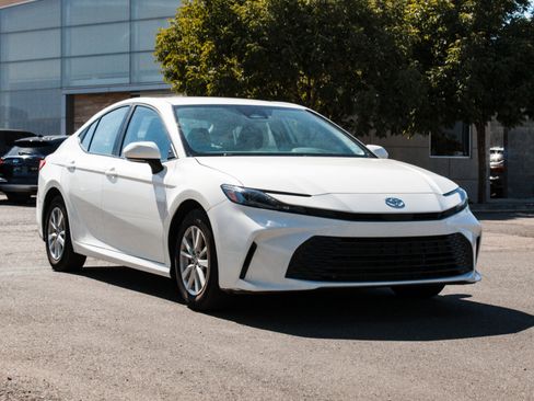 Used 2025 Toyota Camry LE FWD image 3