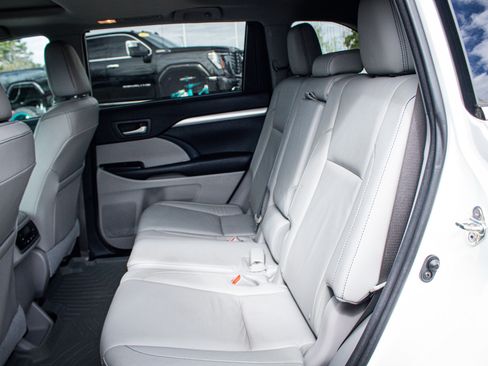 Used 2016 Toyota Highlander XLE image 31