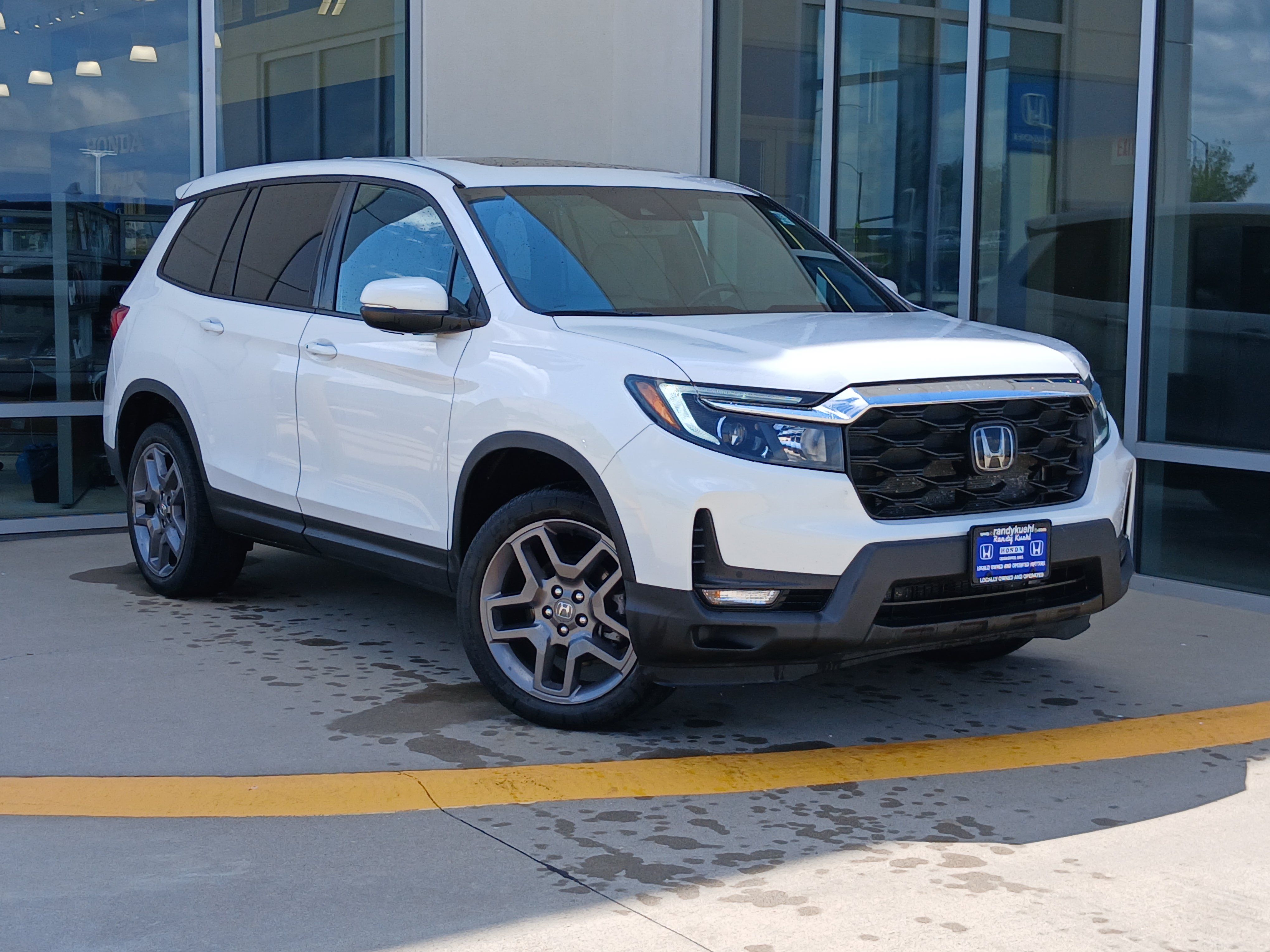 Used 2023 Honda Passport EX-L image 2