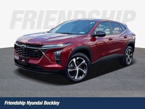 Used 2025 Chevrolet Trax RS FWD image 1