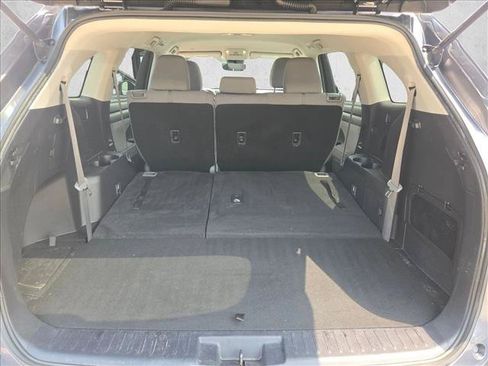 Used 2022 Toyota Highlander L FWD image 6
