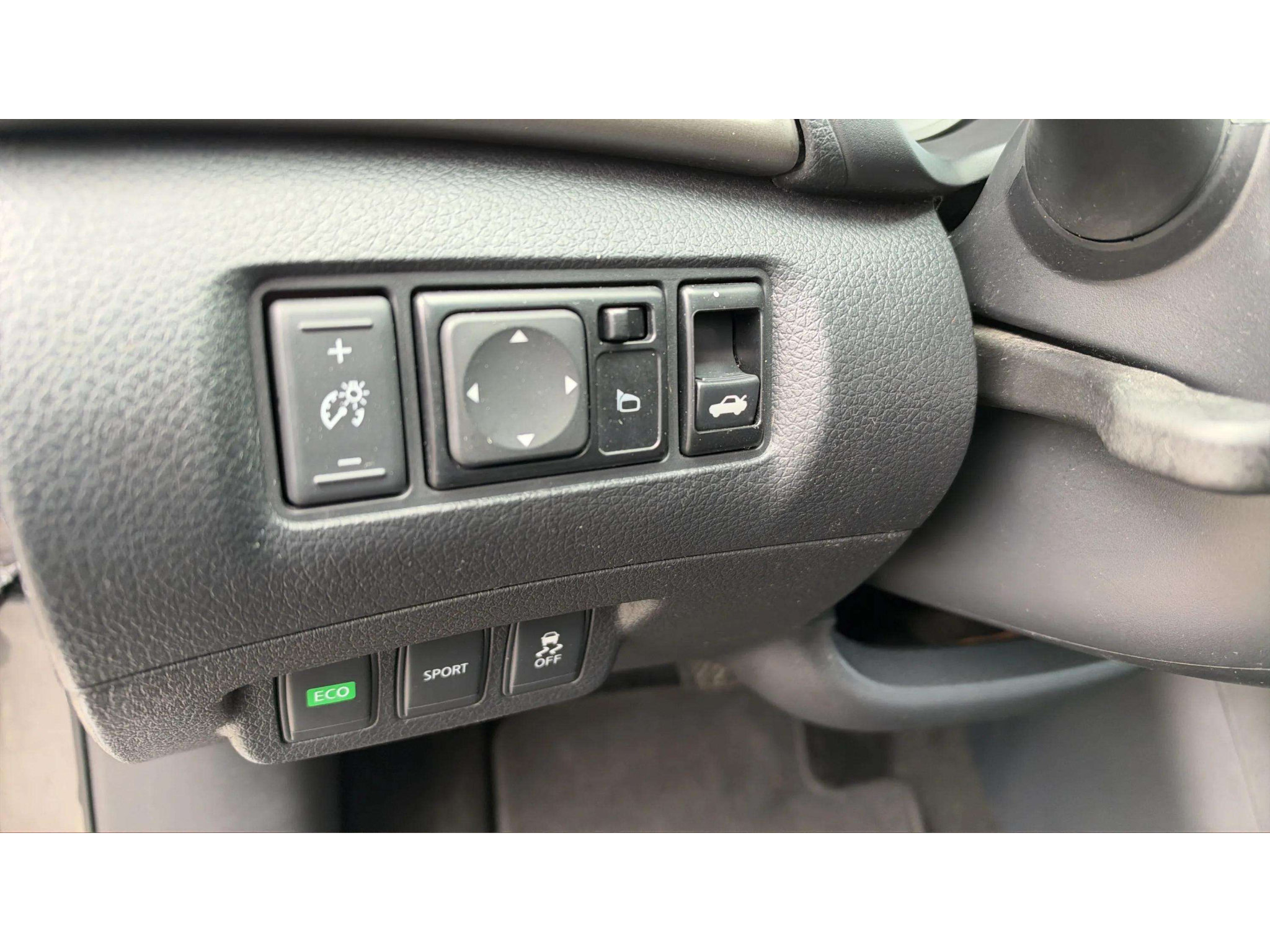 Used 2015 Nissan Sentra SR w/ Navigation Package FWD image 20