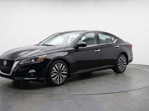 Used 2025 Nissan Altima 2.5 SV FWD image 3
