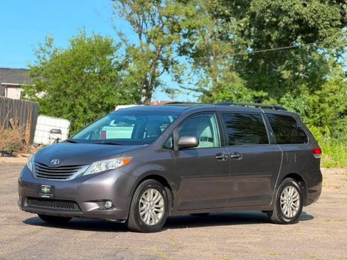 Used 2012 Toyota Sienna XLE FWD image 3