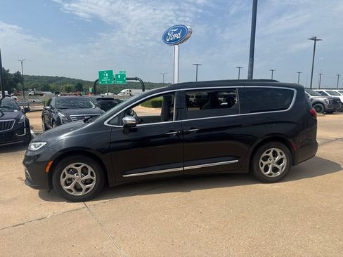 Used 2023 Chrysler Pacifica Limited FWD image 6