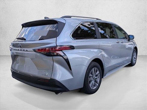 Used 2022 Toyota Sienna XLE image 5