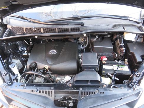 Used 2020 Toyota Sienna L image 37