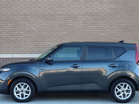 Used 2021 Kia Soul S FWD image 2
