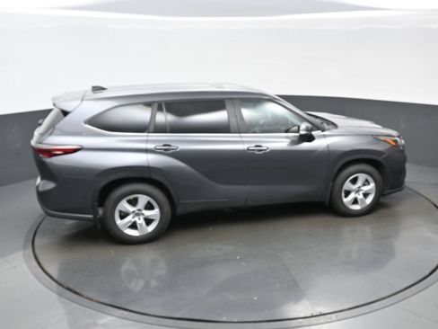 Used 2024 Toyota Highlander LE AWD/4WD image 42