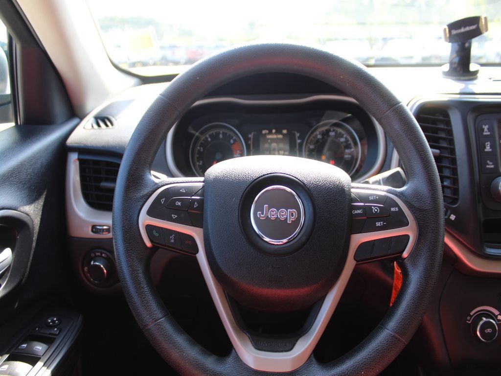 Used 2016 Jeep Cherokee Sport AWD/4WD image 16