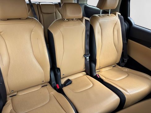 Used 2022 Kia Carnival LX FWD image 18