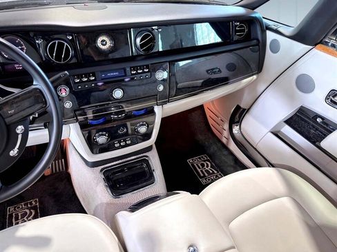 Used 2012 Rolls-Royce Phantom Drophead Coupe image 32