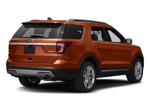 Used 2017 Ford Explorer XLT image 2