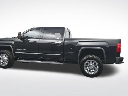 Used 2019 GMC Sierra 2500 Denali w/ Duramax Plus Package AWD/4WD image 10