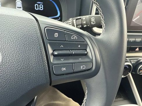 Used 2023 Hyundai Venue Limited image 28