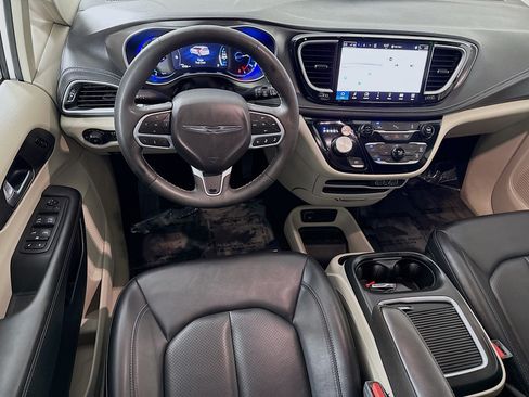 Used 2024 Chrysler Pacifica Limited FWD image 17