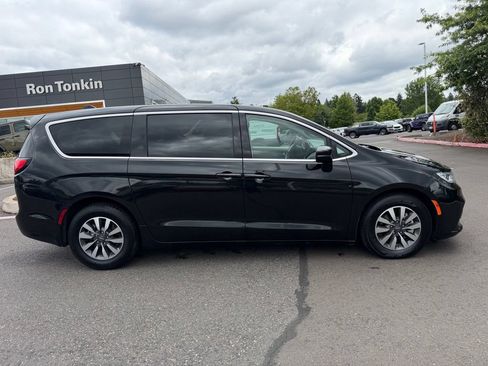 Used 2023 Chrysler Pacifica Touring-L FWD image 8