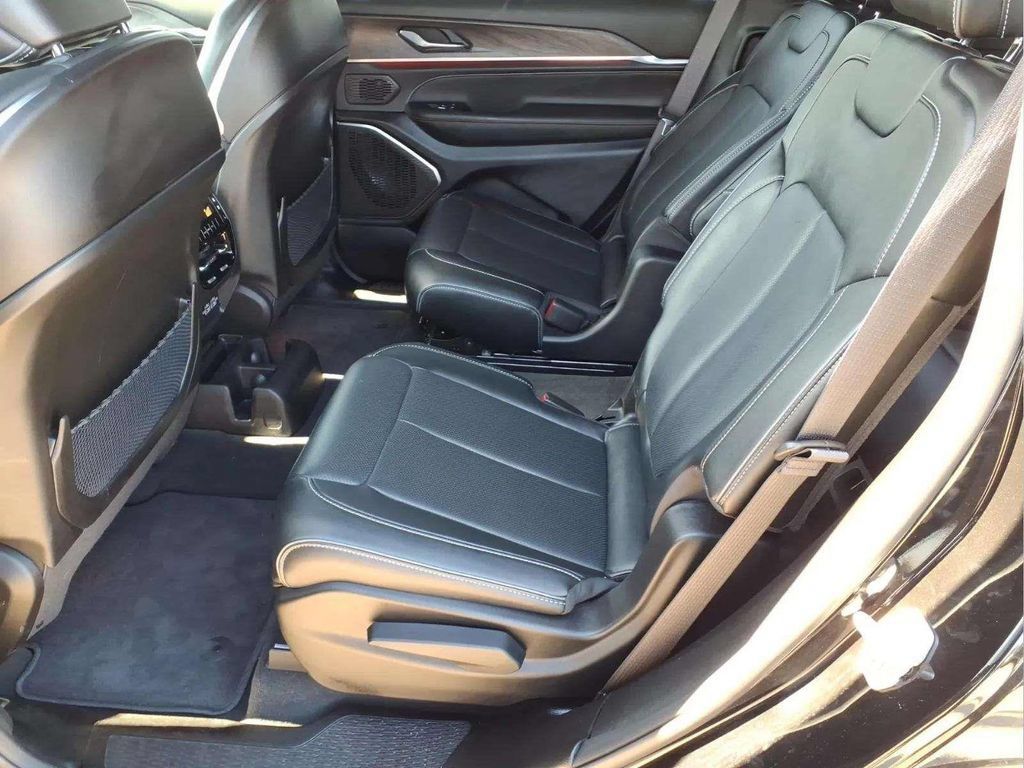 Used 2025 Jeep Grand Cherokee L Overland w/ Luxury Tech Group IV AWD/4WD image 12