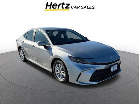 Used 2025 Toyota Camry LE image 1