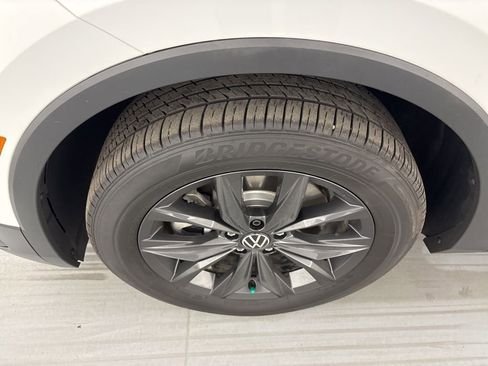 Used 2024 Volkswagen Tiguan SE FWD image 11