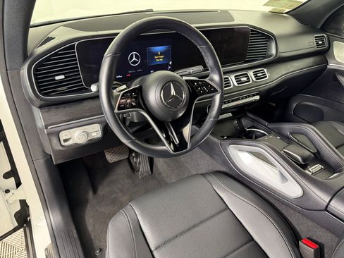 Used 2025 Mercedes-Benz GLS 450 4MATIC image 4