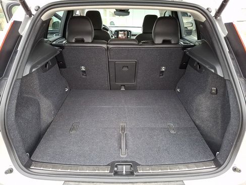 Certified 2025 Volvo XC40 B5 Plus image 29