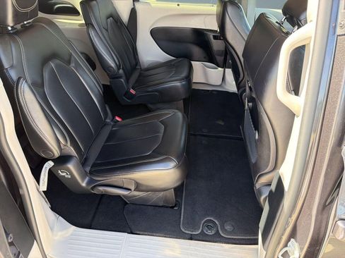 Used 2023 Chrysler Pacifica Touring-L image 28