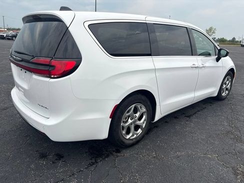 Used 2024 Chrysler Pacifica Limited FWD image 4