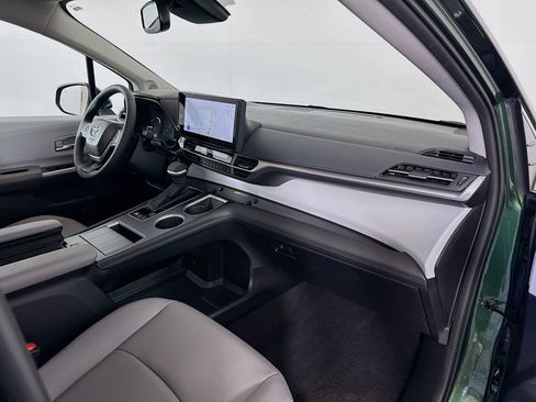 Used 2025 Toyota Sienna XLE w/ XLE Plus Package image 31