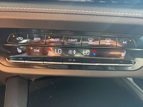 Used 2023 Buick Envision Essence image 30