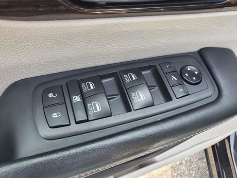 Used 2021 Chrysler Pacifica Limited AWD/4WD image 12