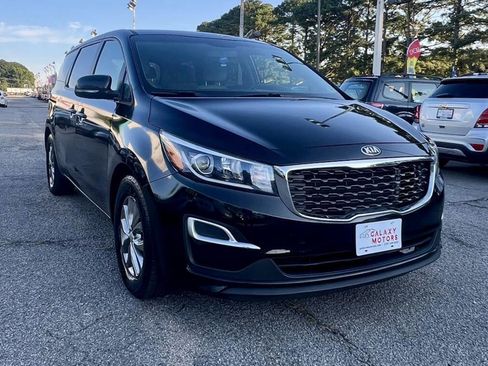 Used 2019 Kia Sedona LX image 3