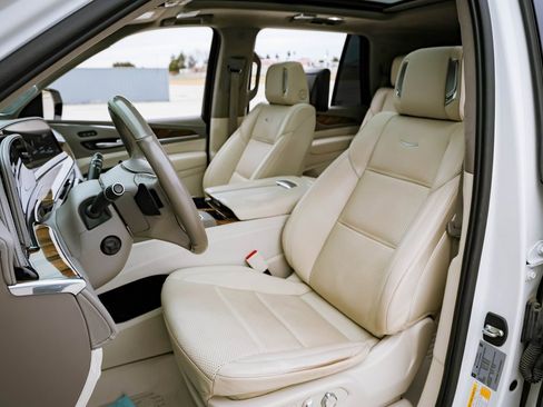 Used 2021 Cadillac Escalade Sport Platinum w/ LPO, ONYX Package image 19