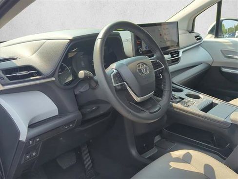 Used 2026 Toyota Sienna XLE FWD image 9