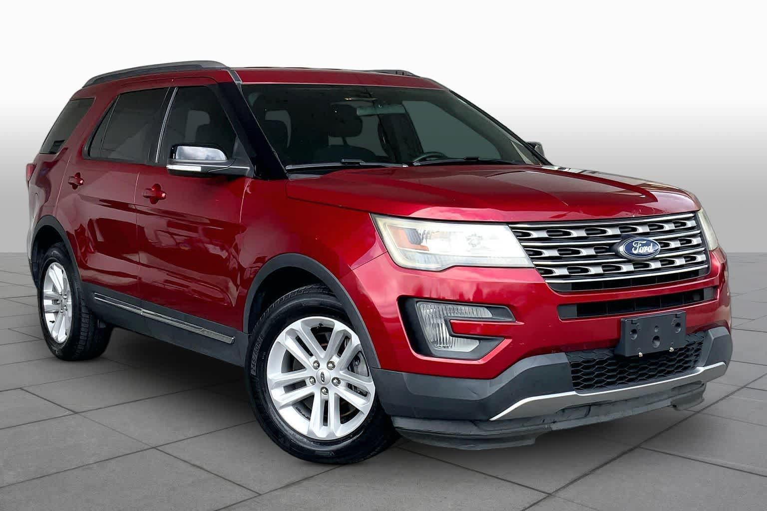 Used 2017 Ford Explorer XLT FWD image 2