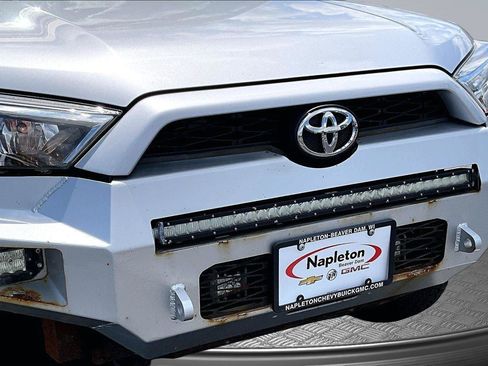 Used 2018 Toyota 4Runner SR5 AWD/4WD image 29