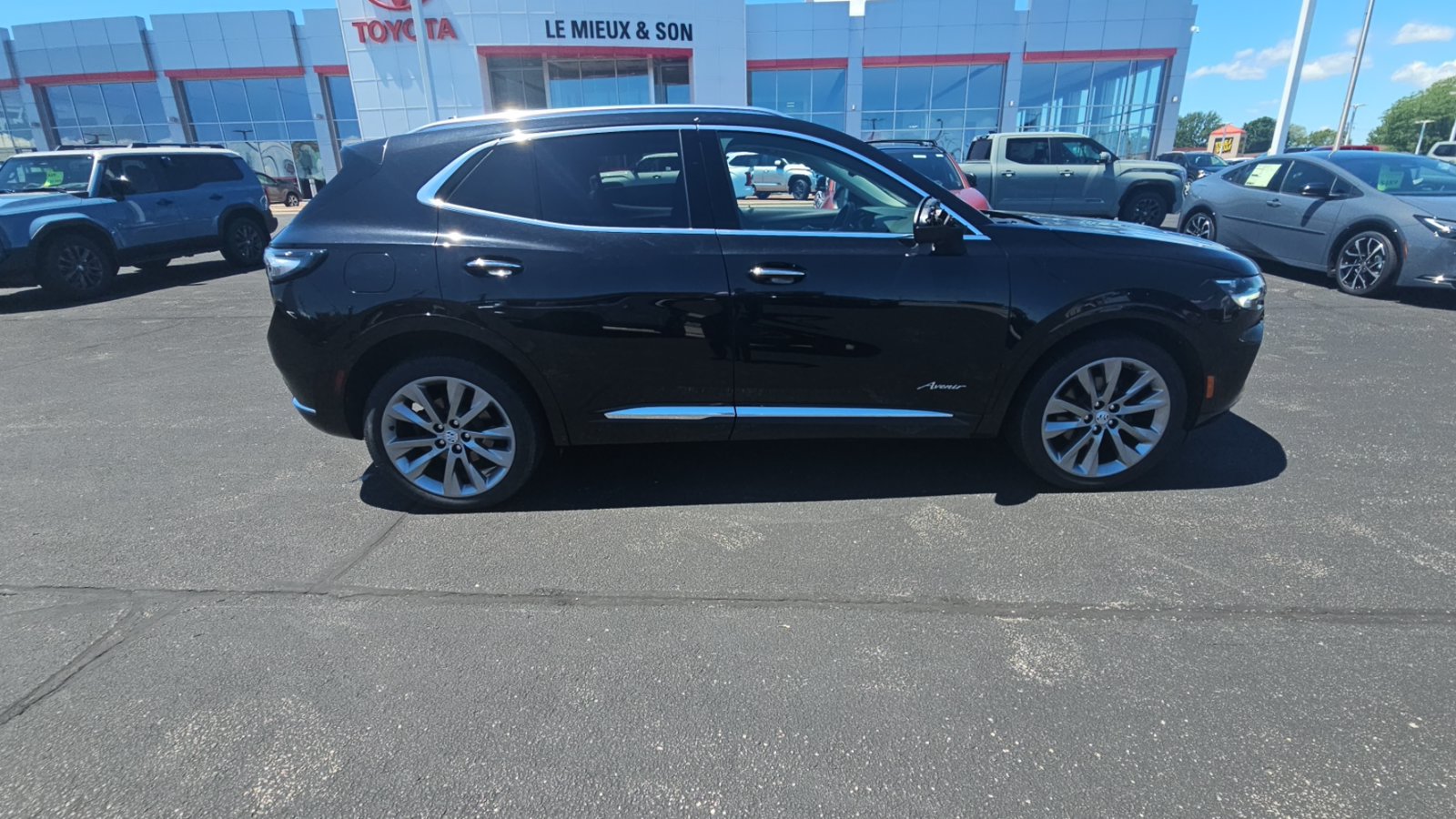 Used 2023 Buick Envision Avenir AWD/4WD image 2