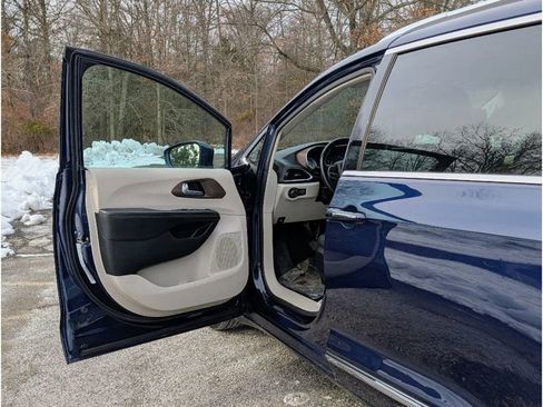 Used 2018 Chrysler Pacifica Touring-L Plus image 9