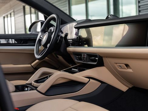 Certified 2024 Porsche Cayenne Coupe AWD/4WD image 43