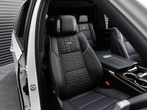 Used 2025 Cadillac Escalade ESV Premium Luxury Platinum AWD/4WD image 37