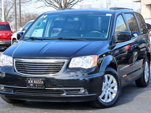 Used 2014 Chrysler Town & Country Touring FWD image 15